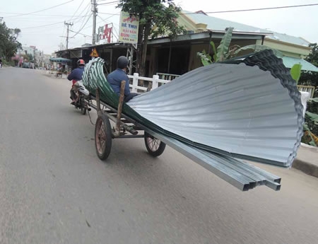 Những tấm t&ocirc;n để trần như n&agrave;y rất nguy hiểm cho người tham gia giao th&ocirc;ng.