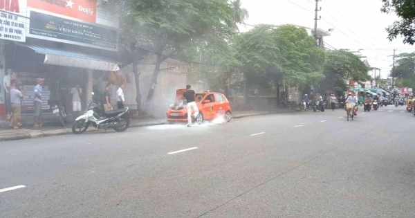 Ôtô bất ngờ “bốc cháy”, bình cứu hỏa đã cứu lái xe "bàn thua" trông thấy