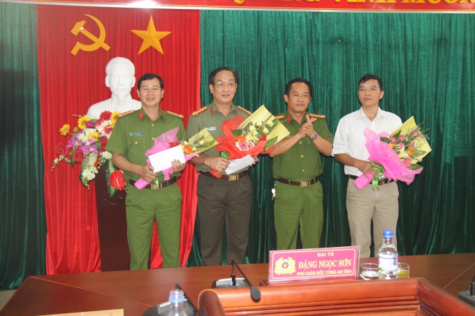 Đai t&aacute; Đặng Ngọc Sơn - PGĐ C&ocirc;ng an tỉnh Thừa Thi&ecirc;n - Huế trao thưởng c&aacute;c đơn vị ph&aacute; &aacute;n. Ảnh QH