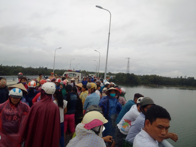 Nhiều người d&acirc;n đứng tr&ecirc;n cầu Trường H&agrave; theo d&otilde;i vụ việc.