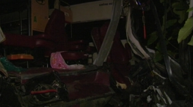 Xe kh&aacute;ch biến dạng.