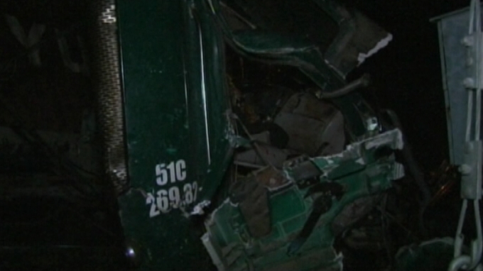 Đầu xe container bẹp d&uacute;m.