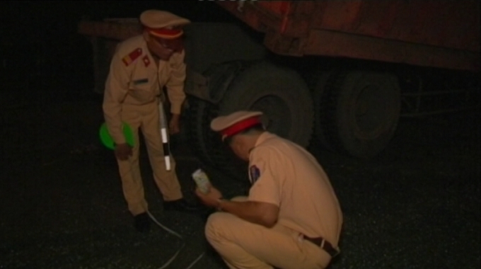 Lực lượng chức năng kh&aacute;m nghiệm hiện trường.