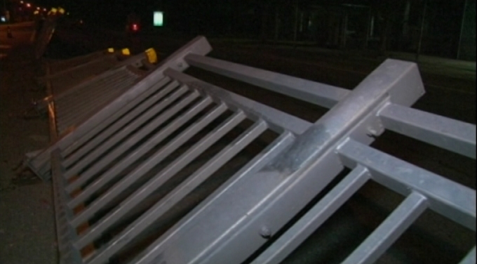 Nhiều đoạn phải dải ph&acirc;n c&aacute;ch g&atilde;y đổ.