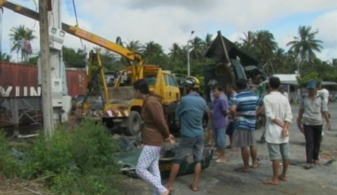 Lực lượng cứu hộ giải tỏa hiện trường.