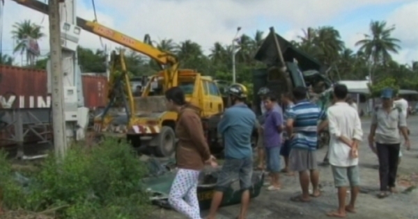 Hiện trường vụ tai nạn kinh hoàng ở Bến Tre