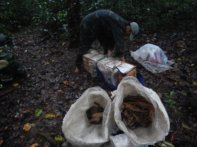 Tang vật m&agrave; ba đối tượng bỏ lại khi bị lực lượng chức năng ph&aacute;t hiện.