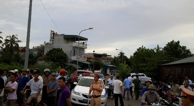 H&agrave;ng trăm người d&acirc;n sinh sống trong khu vực tụ tập gần nơi xảy ra vụ &aacute;n mạng.