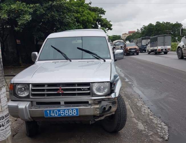 Sau khi g&acirc;y ra vụ tai nạn, chiếc xe biển xanh n&agrave;y đ&atilde; rời khỏi hiện trường.