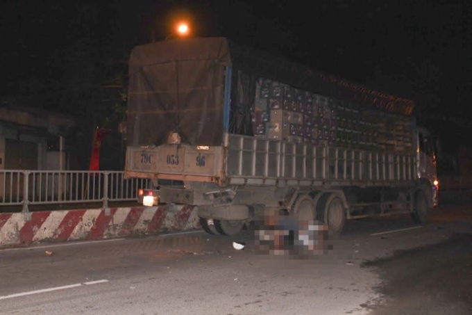 Chạy v&agrave;o l&agrave;n d&agrave;nh cho &ocirc;t&ocirc; với tốc độ cao, nam thanh ni&ecirc;n đ&acirc;m v&agrave;o xe tải đang đậu b&ecirc;n đường.