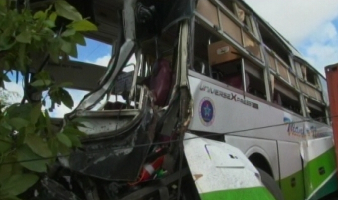 Xe kh&aacute;ch hư hỏng nặng