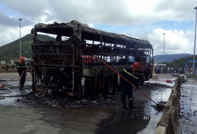 Vụ ch&aacute;y khiến chiếc xe bị thi&ecirc;u rụi ho&agrave;n to&agrave;n