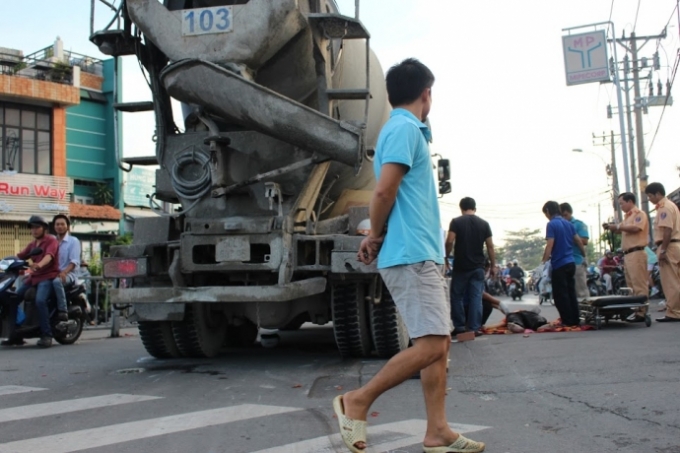 Xe bồn chạy với tốc độ cao va chạm với xe m&aacute;y khiến một thanh ni&ecirc;n tử vong tại chỗ. Ảnh: Atgt.vn