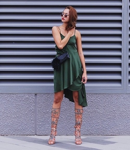 V&agrave; c&ocirc; cũng thường xuy&ecirc;n n&oacute;i kh&ocirc;ng với nội y khi ra ngo&agrave;i.