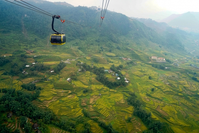 Du kh&aacute;ch sẽ kh&ocirc;ng khỏi ngỡ ng&agrave;ng trước khung cảnh c&aacute;c &nbsp;cung &nbsp;ruộng bậc thang uốn lượn như dải lụa, những căn nh&agrave; xinh xắn, thơ mộng được cảm nhận ở nhiều g&oacute;c độ, nhiều đường n&eacute;t v&agrave; nhiều d&aacute;ng vẻ.