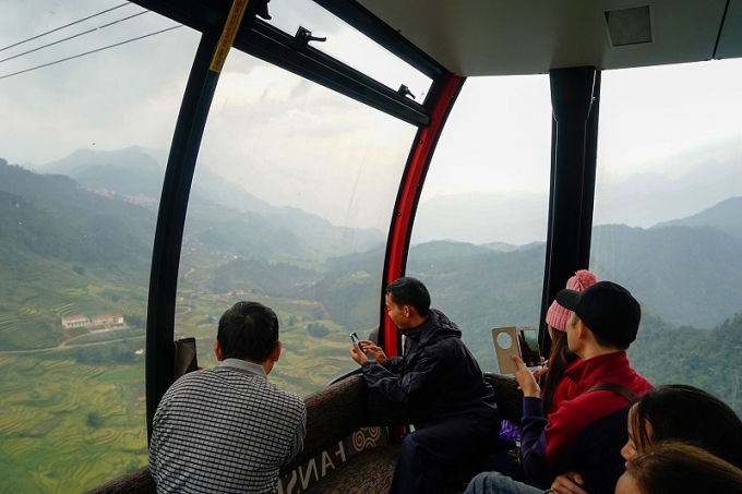 Tại thung lũng Mường Hoa c&ograve;n c&oacute; con suối nhỏ xinh đẹp trải d&agrave;i khoảng 15 km gọi l&agrave; Suối Hoa, con suối chảy qua c&aacute;c x&atilde; Lao Chải, Tả Van, Hầu Th&agrave;o v&agrave; kết th&uacute;c ở Bản Hồ. V&agrave;o m&ugrave;a l&uacute;a ch&iacute;n, sắc v&agrave;ng từ những tr&agrave;n ruộng soi b&oacute;ng xuống d&ograve;ng nước trong xanh l&agrave;m t&ocirc;n th&ecirc;m vẻ đẹp huyền ảo của thung lũng Mường Hoa. Nhiều du kh&aacute;ch khi dừng ch&acirc;n nơi đ&acirc;y đều cố lưu giữ những khoảnh khắc đẹp của thung lũng Mường Hoa.