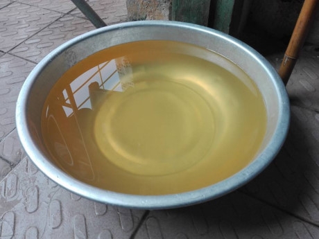 Thau nước khi mới xả ra từ v&ograve;i ở KTX NEU.