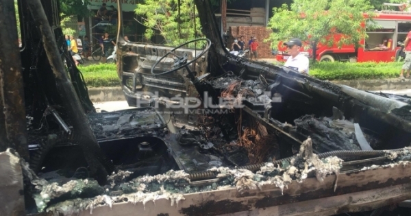 Hà Nội: Xe bus cháy đen trên đường Lạc Long Quân