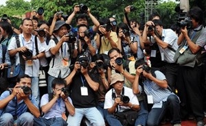 L&agrave;m vợ nh&agrave; b&aacute;o cũng hết sức can đảm (ảnh internet).