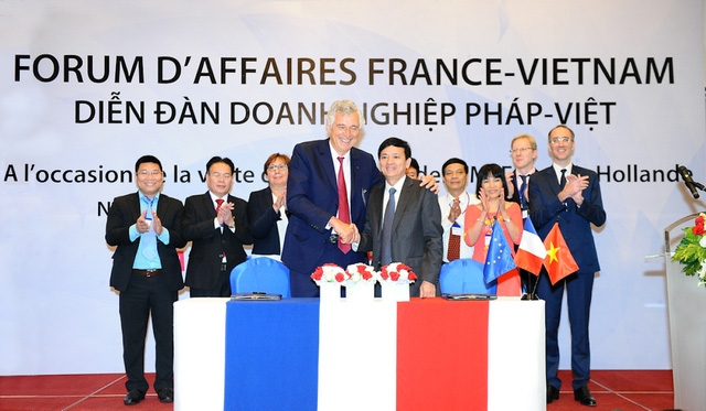 Lễ k&yacute; kết giữa Sanofi v&agrave; Vinapham.