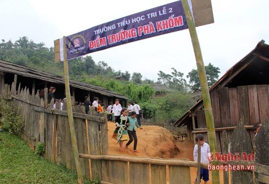 P&agrave; Khốm l&agrave; quần cư người M&ocirc;ng tr&ecirc;n n&uacute;i cao x&atilde; v&ugrave;ng bi&ecirc;n Tri Lễ, huyện Quế Phong (Nghệ An). Điểm trường tiểu học sở tại c&oacute; 59 học sinh đang phải học tập trong những căn l&aacute;n nhỏ hẹp, thưng bằng v&aacute;n sa mu.