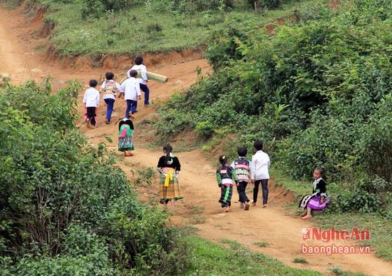 Những năm gần đ&acirc;y, sự quan t&acirc;m của c&aacute;c tổ chức x&atilde; hội, từ thiện đ&atilde; mang lại &iacute;t nhiều thay đổi đời s&ocirc;ng, học tập của học tr&ograve; nơi đ&acirc;y.C&aacute;c em đ&atilde; c&oacute; đồng phục mới, &aacute;o ấm đến lớp.