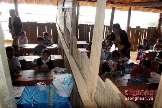 Tại một địa điểm cao nhất trong bản, c&oacute;&nbsp;một ng&ocirc;i trường tạm tồn tại đ&atilde; h&agrave;ng chục năm nay. Những ph&ograve;ng học rộng chỉ khoảng 20m2, m&aacute;i v&agrave; v&aacute;ch đều bằng v&aacute;n gỗ&nbsp;sa mu. Năm học 2016 &ndash; 2017, điểm trường P&agrave; Khốm c&oacute; 3 thầy gi&aacute;o, 2 c&ocirc; gi&aacute;o. Trong đ&oacute; c&oacute; 2 thầy gi&aacute;o đ&atilde;&nbsp;&ldquo;cắm bản gần 20 năm nay.