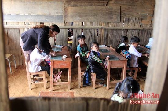 &nbsp;Một gi&aacute;o vi&ecirc;n c&ocirc;ng t&aacute;c l&acirc;u năm tại x&atilde; bi&ecirc;n giới Tri Lễ chia sẻ: Tại ng&ocirc;i trường nhỏ v&agrave; hẹp n&agrave;y, mỗi ng&agrave;y thầy v&agrave; tr&ograve; thực sự đ&aacute;nh vật với từng con chữ. Nhiều học tr&ograve; kh&ocirc;ng quen cầm b&uacute;t n&ecirc;n việc luyện viết cho c&aacute;c em l&agrave; một nhiệm vụ gian nan. Để viết được một chữ c&aacute;i chuẩn, c&oacute; tr&ograve; phải luyện mất một v&agrave;i tuần. Tuy nhi&ecirc;n, việc ph&aacute;t &acirc;m của học tr&ograve; c&ograve;n kh&oacute; khăn bội phần. C&oacute; em biết viết ra nhưng kh&ocirc;ng thể ph&aacute;t &acirc;m chuẩn một số từ tiếng Việt.