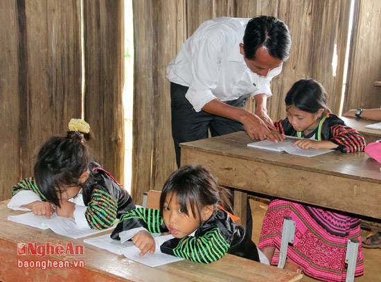 C&ocirc; gi&aacute;o Nguyễn Thị Lưu, điểm trưởng tiểu học bản P&agrave; Khốm chia sẻ: Kh&oacute; khăn nhất của thầy c&ocirc; gi&aacute;o nơi đ&acirc;y l&agrave; sự bất đồng ng&ocirc;n ngữ, thầy tr&ograve; &ldquo;kh&ocirc;ng hiểu tiếng của nhau&rdquo;. Điều n&agrave;y lu&ocirc;n đ&ograve;i hỏi phải c&oacute; một thầy gi&aacute;o người M&ocirc;ng để &ldquo;phi&ecirc;n dịch&rdquo;