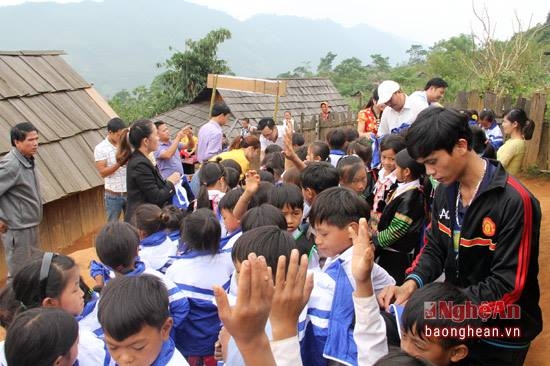 Giờ ra chơi n&aacute;o nhiệt hiếm thấy của bầy trẻ bản P&agrave; Khốm khi c&oacute; một tổ chức từ thiện gh&eacute; thăm. Dự kiến cuối năm 2016 n&agrave;y c&aacute;c em sẽ từ bỏ những lớp học chật hẹp chuyển đến một địa điểm kh&aacute;c, trong một ng&ocirc;i trường mới được x&acirc;y dựng từ nguồn vốn quy&ecirc;n g&oacute;p của một tổ chức x&atilde; hội v&agrave; ch&iacute;nh quyền địa phương. Ng&ocirc;i trường mới được kỳ vọng l&agrave; sẽ tạo thuận lợi cho cả thầy v&agrave; tr&ograve; bản v&ugrave;ng bi&ecirc;n n&agrave;y c&oacute; được nơi giảng dạy, học tập thuận lợi hơn.