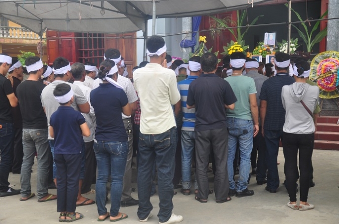 Nhiều người x&oacute;t xa cho số phận của những nạn nh&acirc;n bị s&aacute;t hại.