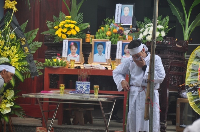 Người th&acirc;n nạn nh&acirc;n kh&ocirc;ng cầm k&igrave;m được những giọt nước mắt đau đớn.