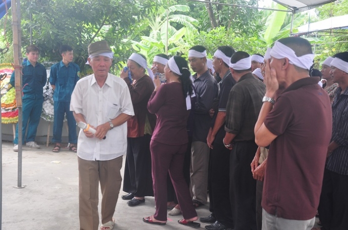 D&ograve;ng người ng&agrave;y một đ&ocirc;ng tại tang lễ c&aacute;c nạn nh&acirc;n.