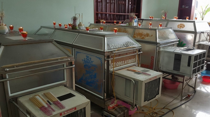 Thi thể c&aacute;c nạn nh&acirc;n được bảo quản trong quan t&agrave;i bằng k&iacute;nh đặt trong nh&agrave;.