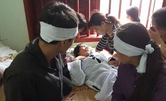 Người nh&agrave; nạn nh&acirc;n ngất lịm v&igrave; c&uacute; sốc qu&aacute; mạnh về sự việc.