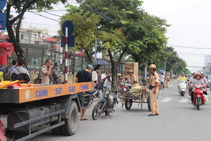 Chỉ t&iacute;nh ri&ecirc;ng s&aacute;ng ng&agrave;y đầu ra qu&acirc;n, lực lượng CSGT đ&atilde; xử l&yacute; nhiều trường hợp xe cồng kềnh, qu&aacute; chiều d&agrave;i, chiều cao cho ph&eacute;p.