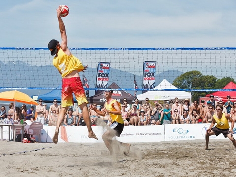 B&oacute;ng chuyền b&atilde;i biển, một trong những m&ocirc;n thể thao được du kh&aacute;ch quan t&acirc;m