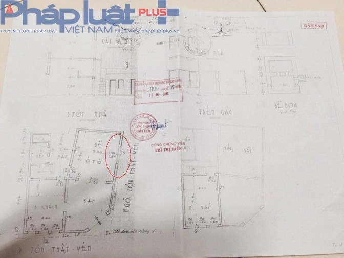 Sơ đồ từ năm 1954 vẫn được gia đ&igrave;nh chị Phượng lưu giữ. Theo sơ đồ n&agrave;y, gia đ&igrave;nh chị c&oacute; cửa mở ra ng&otilde; (phần khoanh m&agrave;u đỏ l&agrave; vị tr&iacute; cửa, mở ra ng&otilde; T&ocirc;n Thất Y&ecirc;n - l&agrave; ng&otilde; Đ&agrave;o Duy Từ hiện tại).