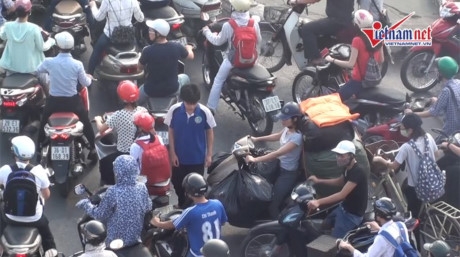 Người đi bộ giữa ma trận xe m&aacute;y. Ảnh: Trần Thường