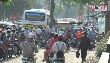 Xe m&aacute;y lao l&ecirc;n vỉa h&egrave;