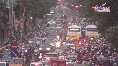 &Ugrave;n tắc giao th&ocirc;ng H&agrave; Nội kh&ocirc;ng biết đến bao giờ