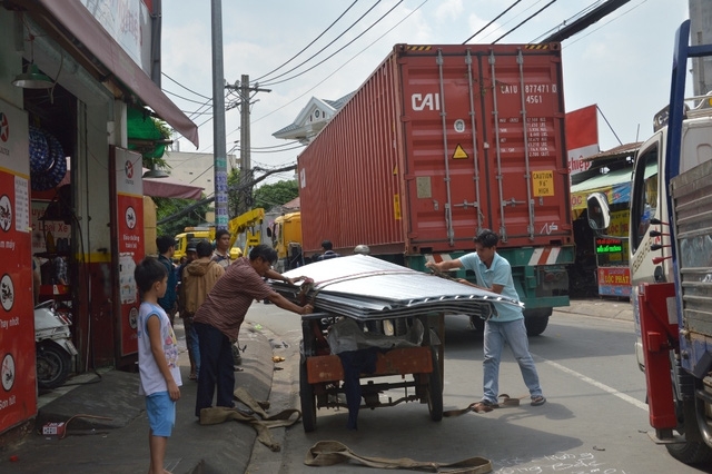 Hiện trường xe chở t&ocirc;n cứa đứt cổ 1 người tr&ecirc;n địa b&agrave;n TPHCM