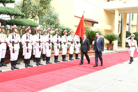 Bộ trưởng T&ocirc; L&acirc;m v&agrave; Bộ trưởng Qu&aacute;ch Thanh C&ocirc;n duyệt đội danh dự CAND Việt Nam. Ảnh: CAND