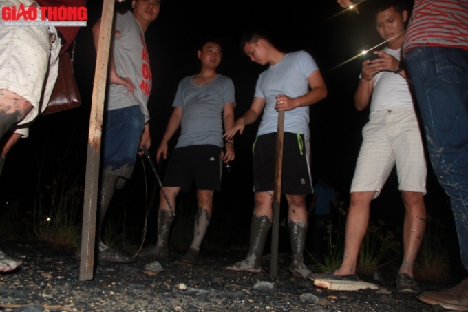 Lực lượng truy t&igrave;m đối tượng nghi vấn&nbsp;Do&atilde;n Trung Dũng&nbsp;ph&aacute;t hiện một số vật dụng, quần &aacute;o tại khu vực ven s&ocirc;ng U&ocirc;ng.