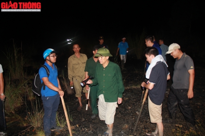 PV B&aacute;o Giao th&ocirc;ng c&ugrave;ng lực lượng chức năng đi s&acirc;u v&agrave;o trong khu vực s&ocirc;ng U&ocirc;ng để truy t&igrave;m đối tượng nghi vấn l&agrave; Do&atilde;n Trung Dũng.