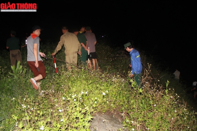 Địa h&igrave;nh t&igrave;m kiếm kh&aacute; hiểm trở khi trời tối m&ugrave;, nhiều hố s&acirc;u, c&acirc;y gai rậm v&agrave; s&aacute;t ven s&ocirc;ng n&ecirc;n việc di chuyển gặp kh&oacute; khăn.