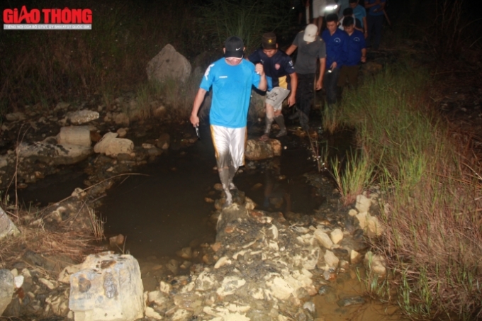 Đo&agrave;n truy t&igrave;m li&ecirc;n tục phải vượt qua c&aacute;c hố đ&aacute; s&acirc;u, gồ ghề hiểm trở.