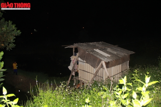 Ch&ograve;i canh hay những ng&ocirc;i nh&agrave; hoang trong khu vực rừng ven s&ocirc;ng đều được t&igrave;m kiếm tra kỹ c&agrave;ng.