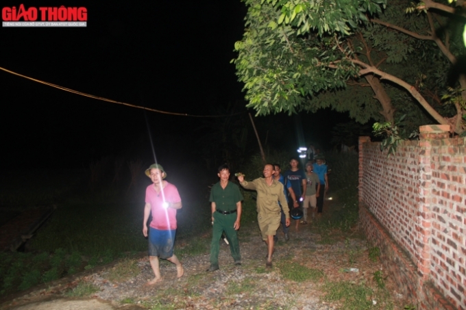 Đo&agrave;n truy t&igrave;m ph&aacute;t hiện chiếc &aacute;o ph&ocirc;ng trắng, quần cọc đen nhưng kh&ocirc;ng c&oacute; điểm nghi vấn.