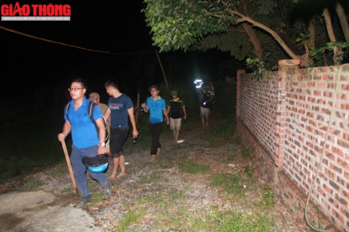 Đo&agrave;n truy t&igrave;m di chuyển về gần c&aacute;c hộ d&acirc;n sinh sống để kiểm tra, bảo đảm ANTT v&agrave; nhắc nhở người d&acirc;n đề ph&ograve;ng, cảnh gi&aacute;c.